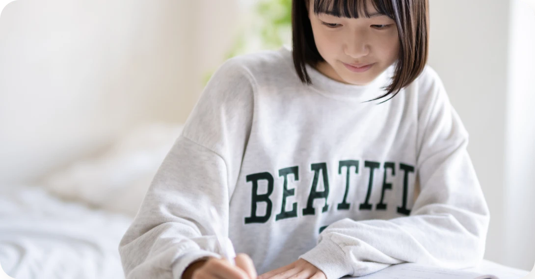 自宅で勉強する中学生
