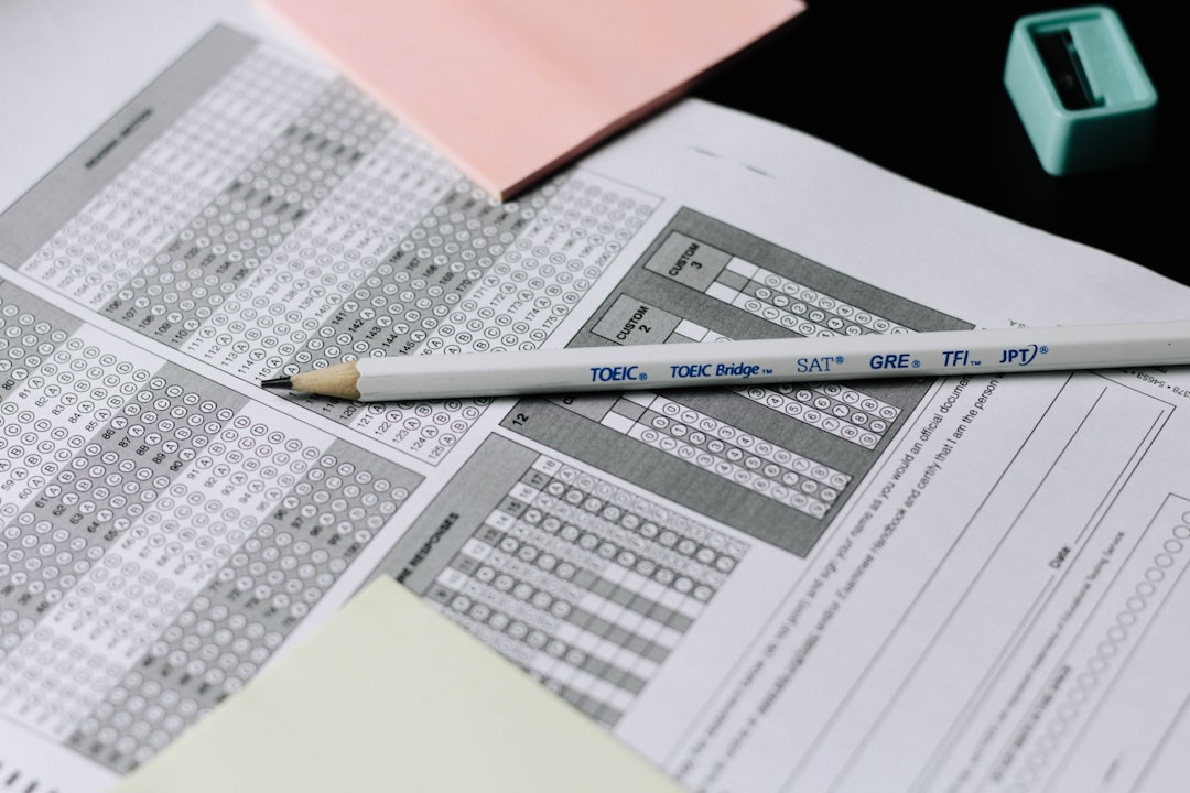 テスト勉強に取り組む中学生のイメージ