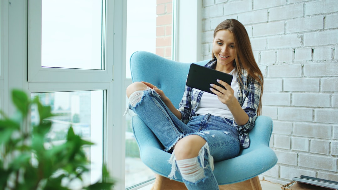 タブレットで学習する中学生のイメージ