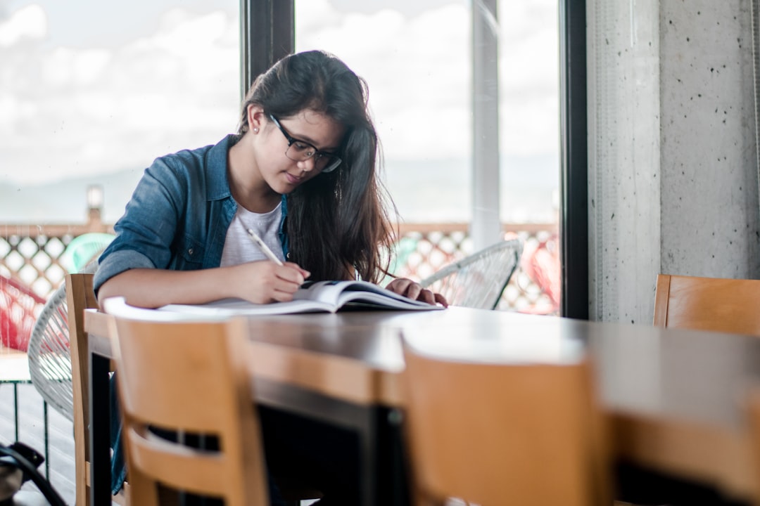 問題を読んで考える中学生のイメージ